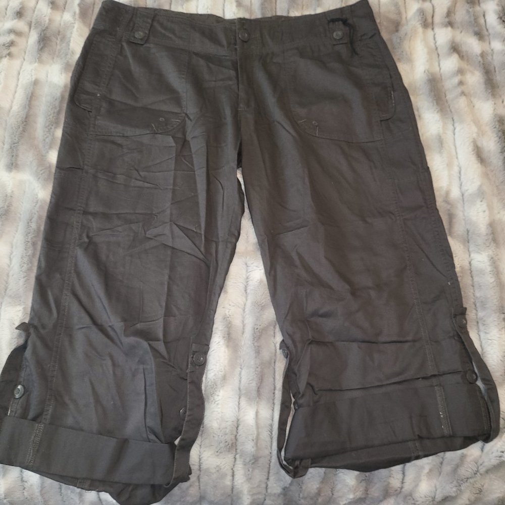 Bitten Cargo Capris